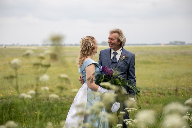 Bruidspaar met de koets naar Noorddijk | Groningen | Tilly Fotografeert