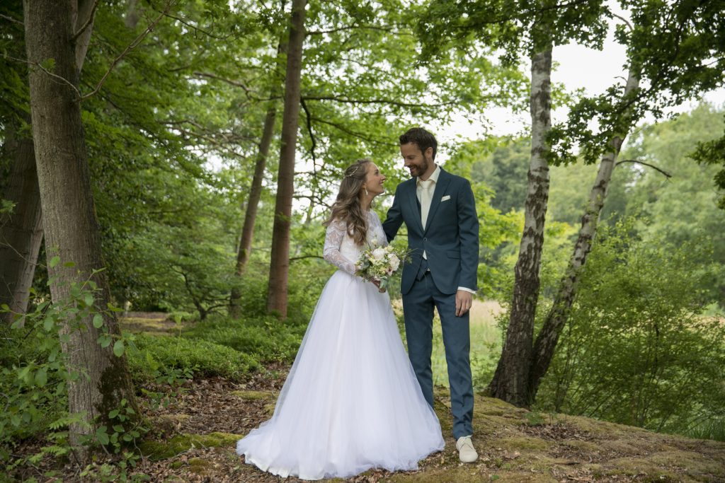 Dit prachtige bruidspaar trouwt op Landgoed Lemferdinge - Paterswolde