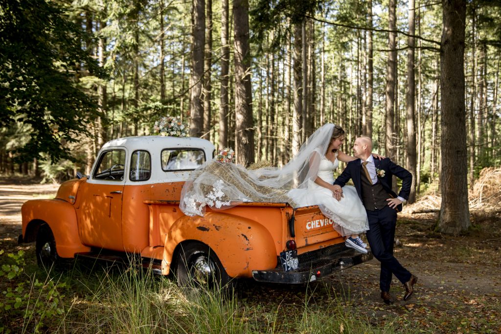 Bruidsfotografie Drenthe. Je bruiloft laten fotograferen met prachtige trouwfoto's van het bruidspaar in het bos