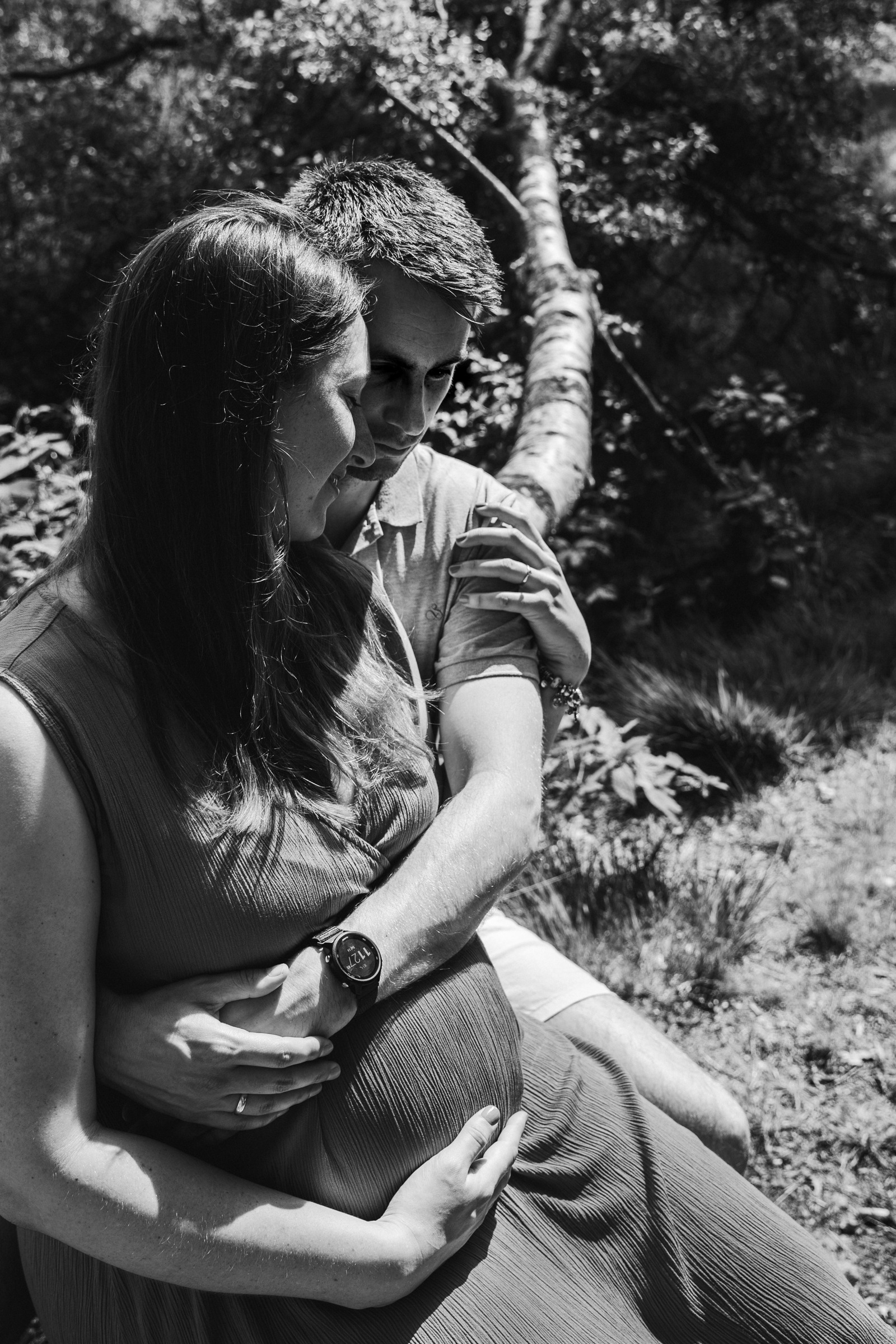 Zwart wit foto in de natuur van een zwangerschap