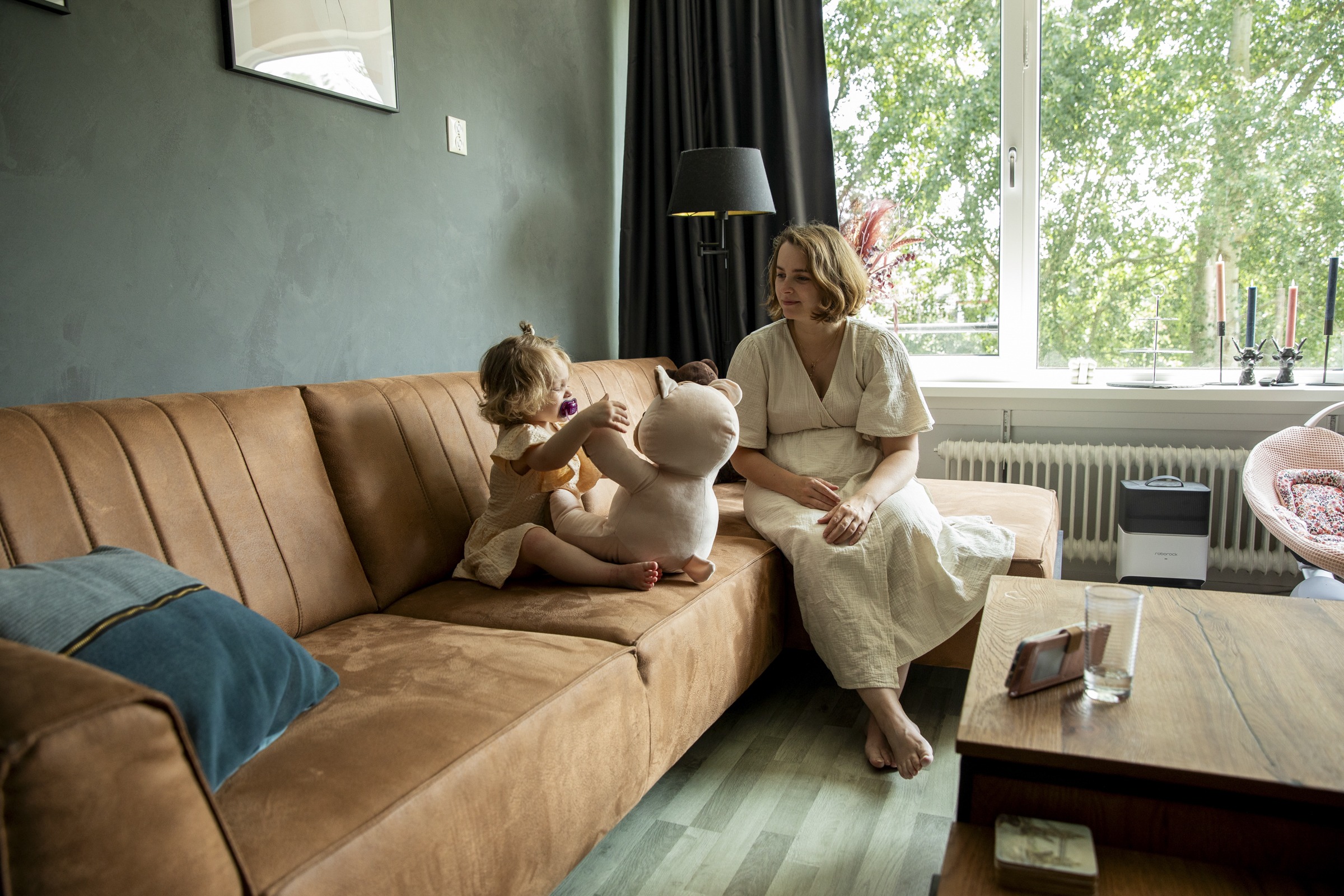 Peuter op de foto met grote knuffel in de woonkamer