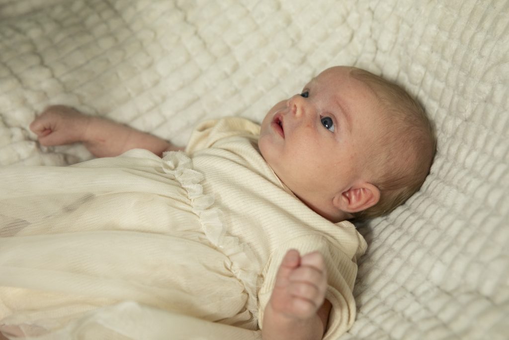 Baby op de foto op een wit kleedje