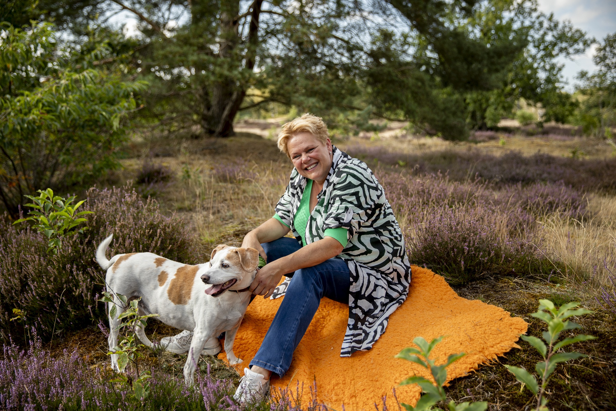 Vrouw op de heide samen met haar hond