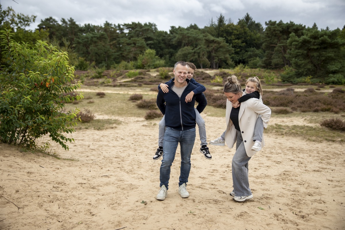 Gezinsfotoshoot bij de Zeegserduinen - Tilly Fotografeert