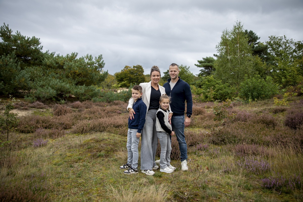 Gezin op de foto op de heide van de Zeegserduinen