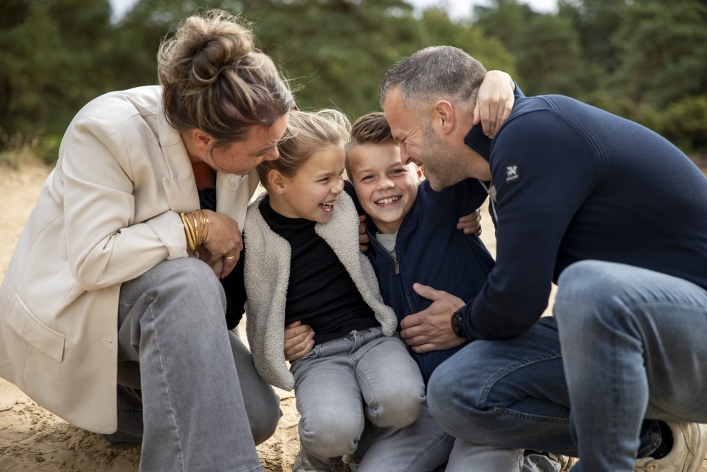 Gezin op de foto bij de Zeegserduinen