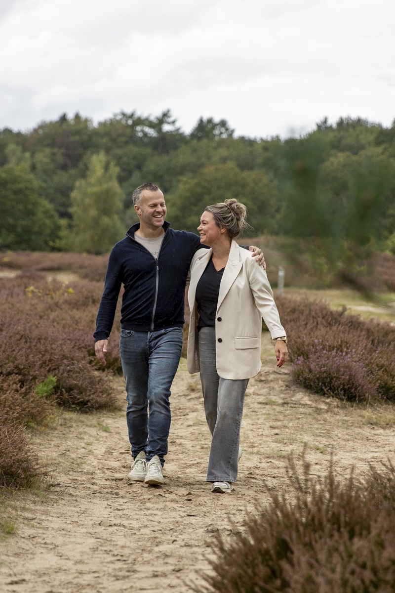 Een wandelend paar over de heide