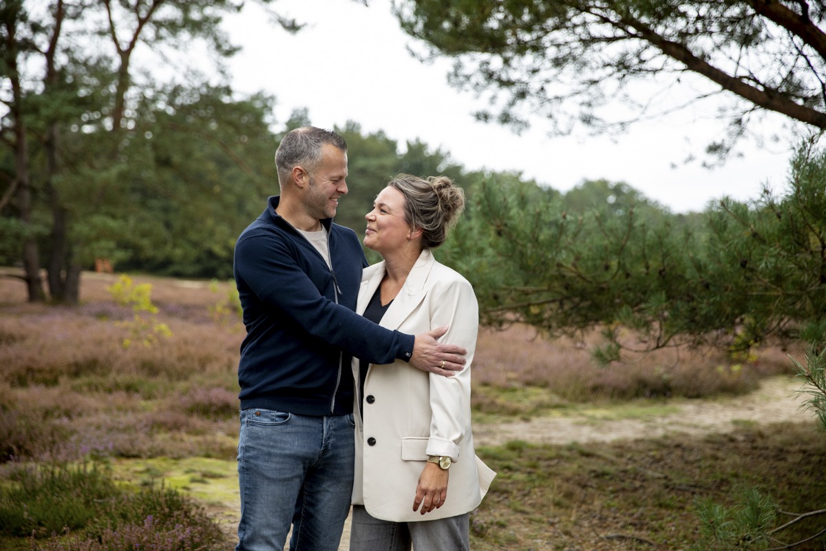 Eem stel samen op de foto op de heide in Drenthe